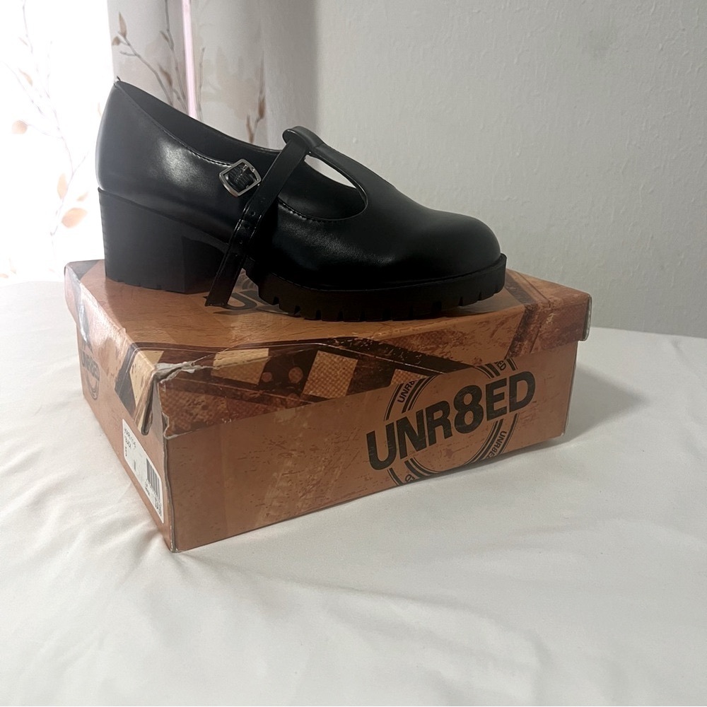 UNR8ED Kari Size 5M Mary Jane Size 5 Round Toe Chunky Block Heel Lug Sole Pump